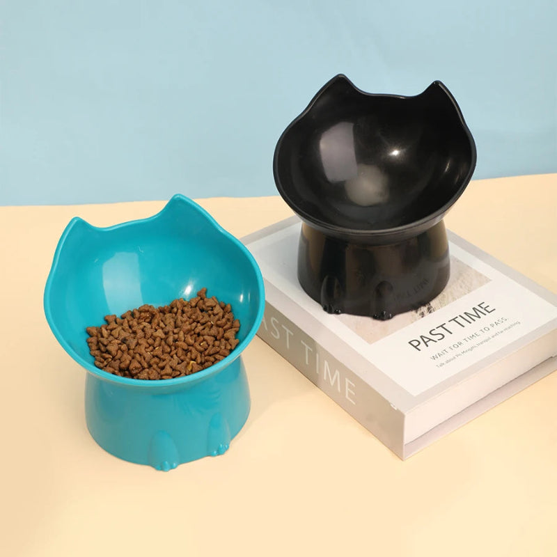 Gamelle surélevée forme chat bleu rempli de croquettes et gamelle surélevée forme chat noir vide