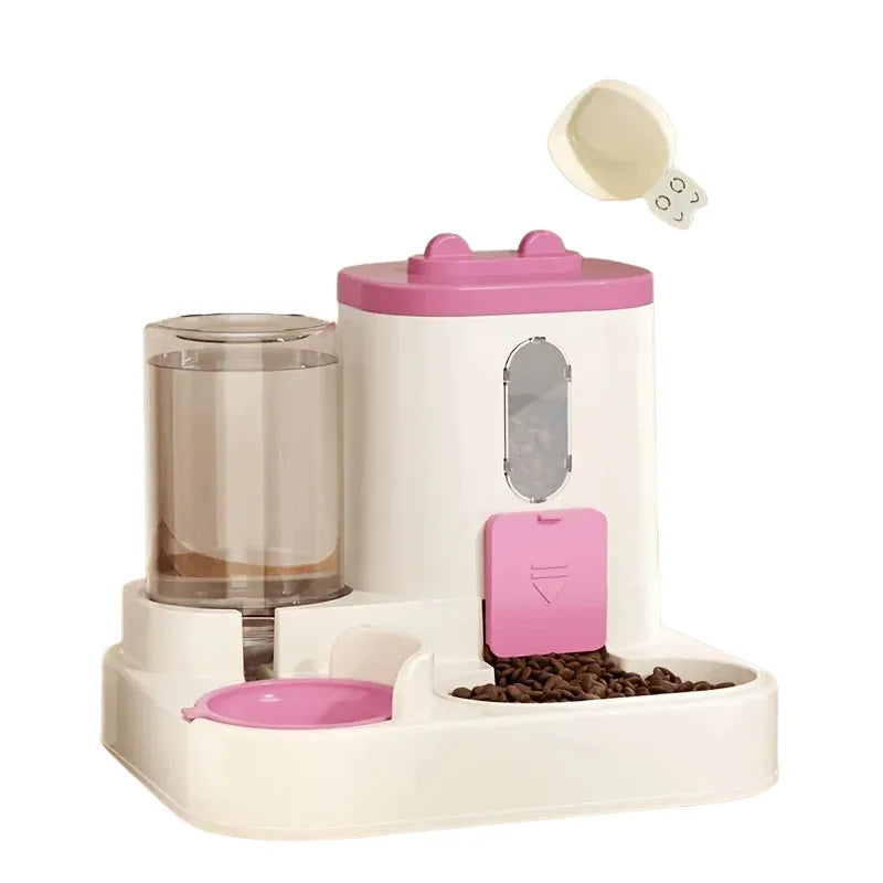 Distributeur de croquettes pour chat 2en1 rose sur le sol
