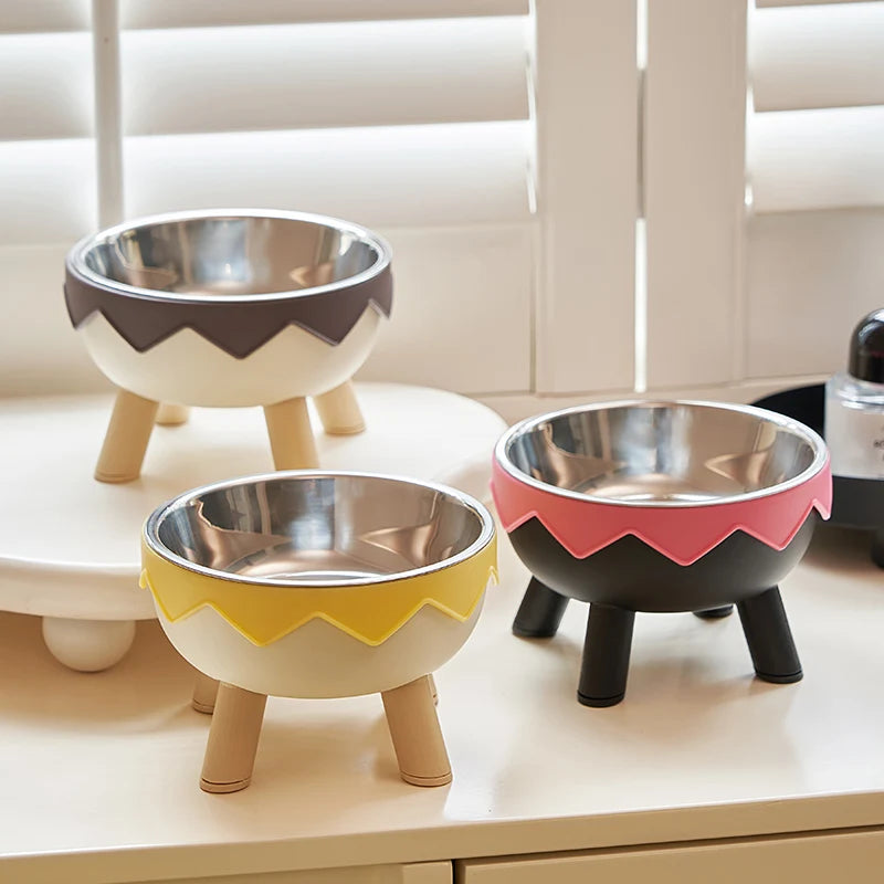 Gamelle Chat inox Surélevée gris, jaune et rose sur un étagère