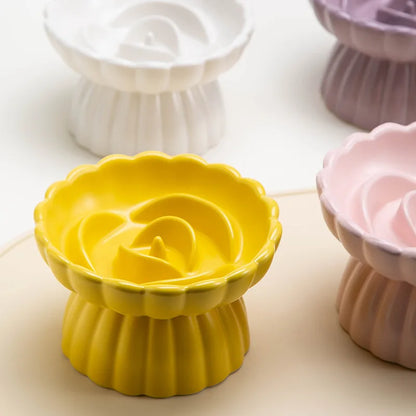 Gamelle anti glouton chat céramique jaune en premier plan