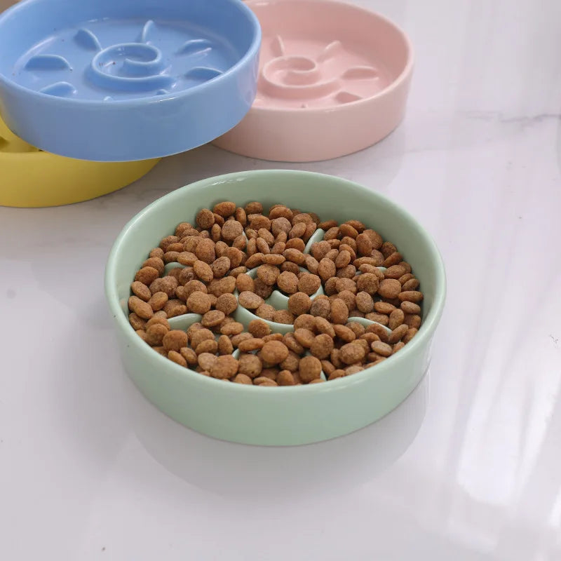 Gamelle anti glouton chat motif soleil vert pleine de croquettes avec les autres gamelle anti glouton chat motif soleil derriere