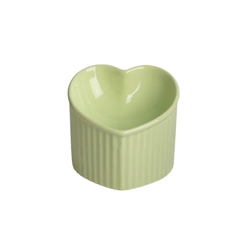 Gamelle Chat Surélevée Forme Coeur vert pomme dans un fond blanc