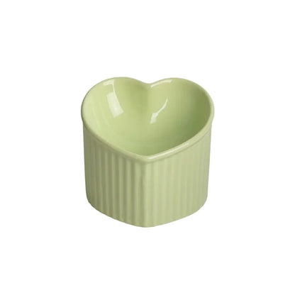 Gamelle Chat Surélevée Forme Coeur vert pomme dans un fond blanc