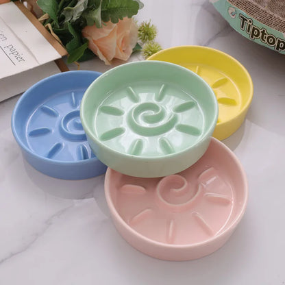 Gamelle anti glouton chat motif soleil vert sur les autres gamelles rose, bleu et jaune 