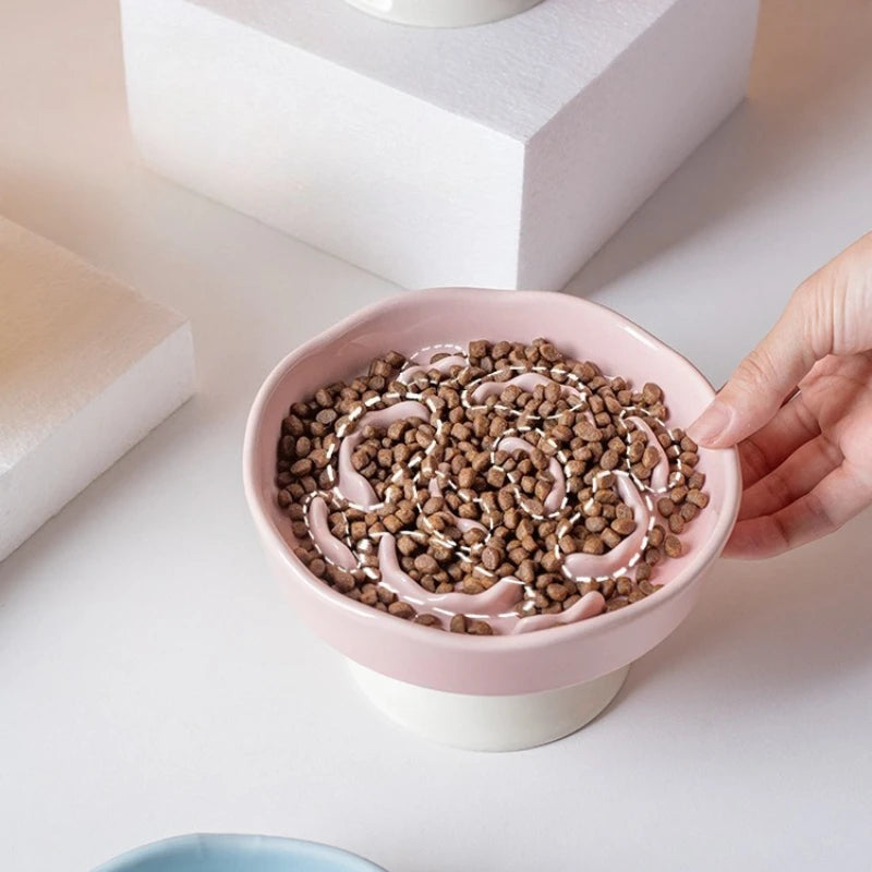 Gamelle anti glouton chat céramique relief rempli de croquettes